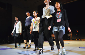 渋谷区小学生のファッションショー体験